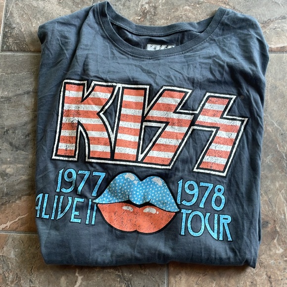 Kiss - Picture 4 of 4